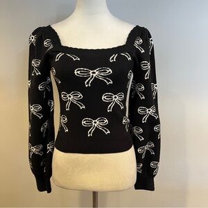 Willow & Wind Black and White Bow Pattern crop Sweater size small